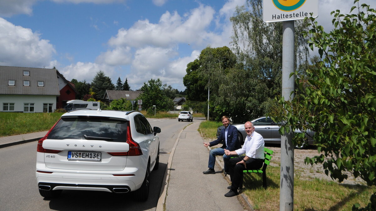 Auf dem Mitfahrbänkle in Hardt (von rechts): Erik Hugel, Geschäftsführer der EGT Energie GmbH und Bürgermeister Michael Moosmann (Foto: Land-Fotografie)