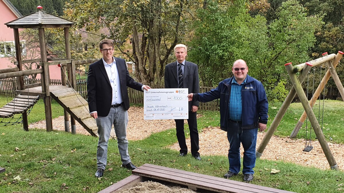 Bei der Übergabe des Sandkastens in Urach (von links): Johannes Müller, Geschäftsführer der EGT Energievertrieb GmbH, Robert Strumberger, Bürgermeister von Vöhrenbach und Martin Schneider, Ortsvorsteher von Urach