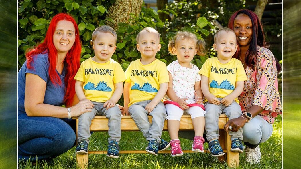 Sebastian in Triberg-Nußbach mit den Erzieherinnen Theresia Nimmerjahn und Betina Reuter (Foto: Kindergarten St. Sebastian)